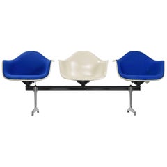 Banc de chaise Eames Tandem Shell par Herman Miller