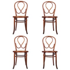 Ensemble de quatre chaises de salle à manger en bois cintré attribuées à Thonet