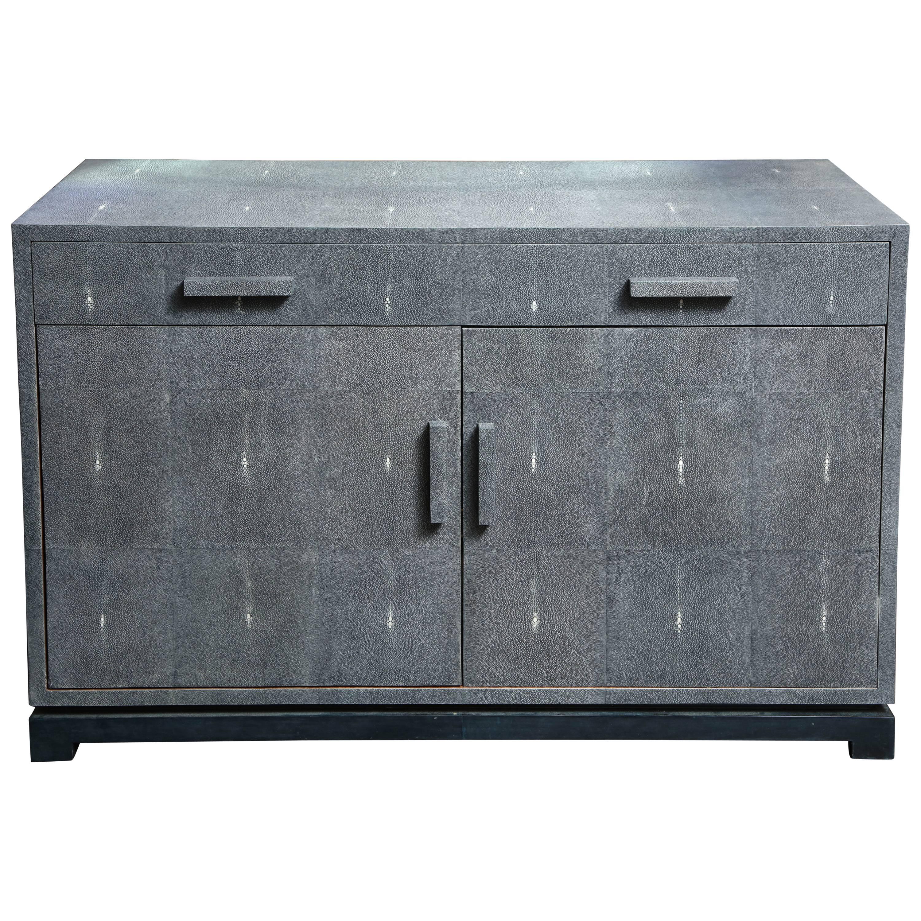 Ein echtes graues Sideboard aus Chagrinleder