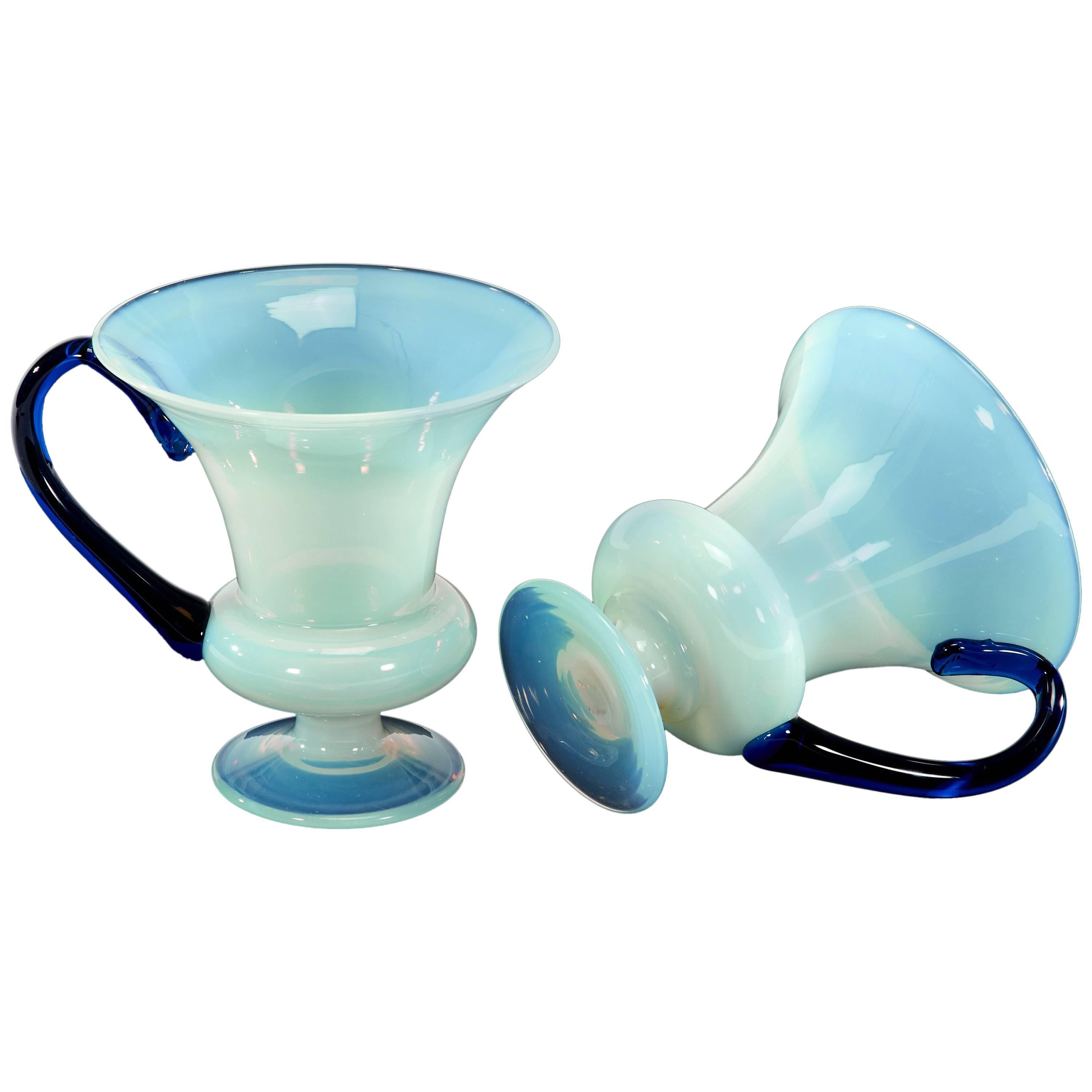 Paire de vases Fry « ovales » opalescents soufflés à la main avec poignées bleues de Delft appliquées en vente