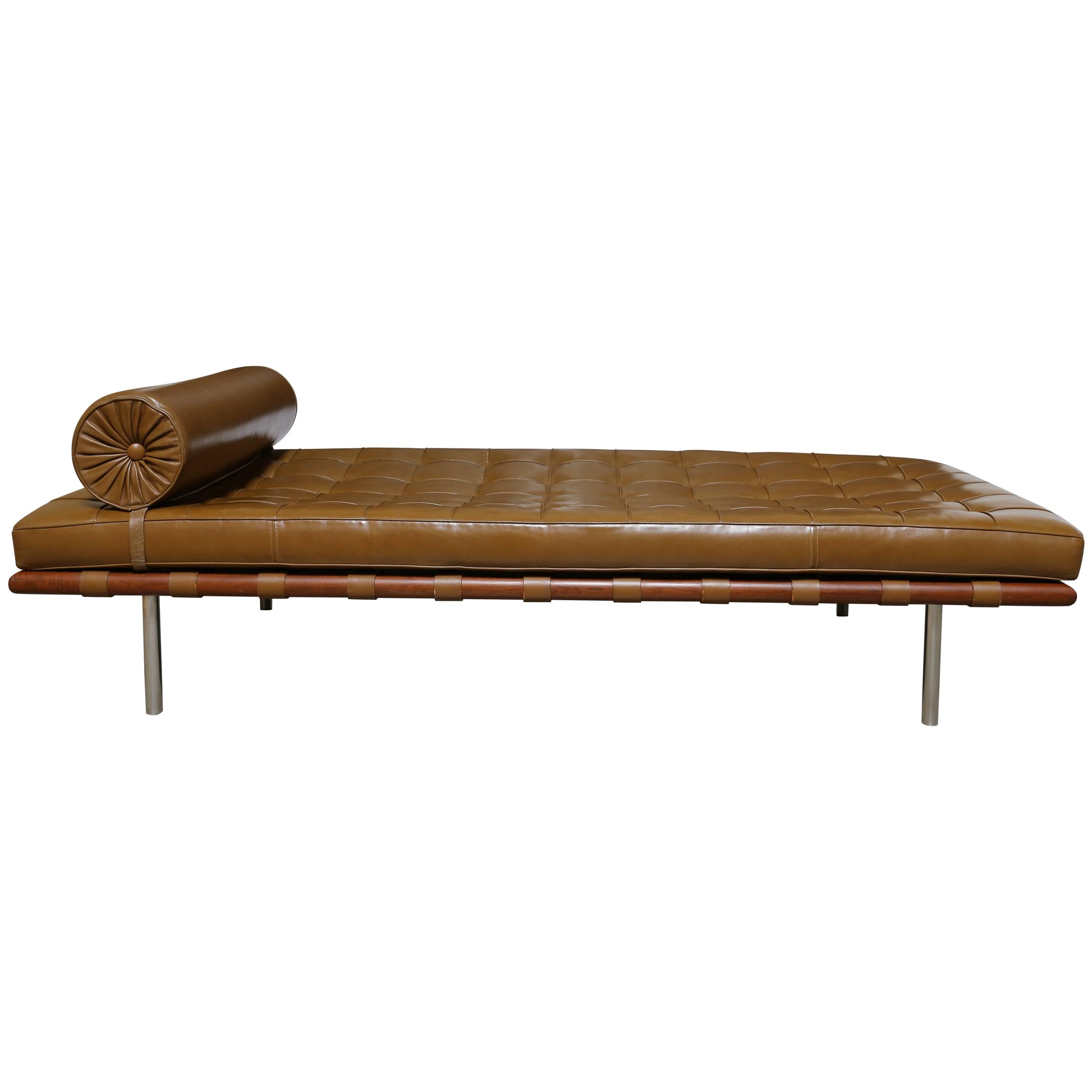 Caramel Leather and Walnut Daybed by Mies van der Rohe for Knoll, 1974