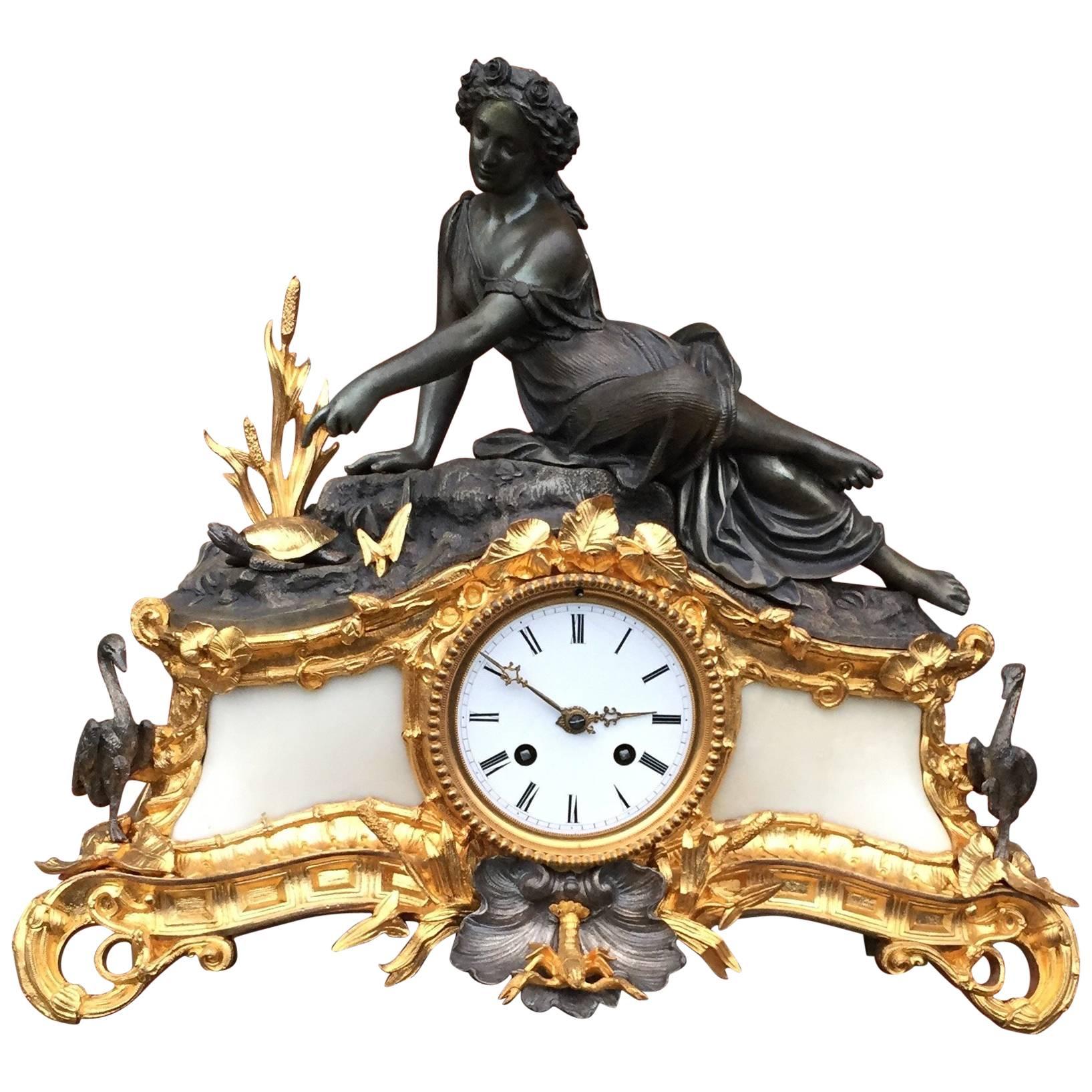 Superbe horloge de cheminée ancienne en bronze doré et argenté avec nymphes et animaux rares