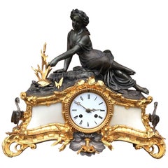 Superbe horloge de cheminée ancienne en bronze doré et argenté avec nymphes et animaux rares