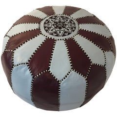 Pouf marocain vintage en cuir rond brodé marron et bleu