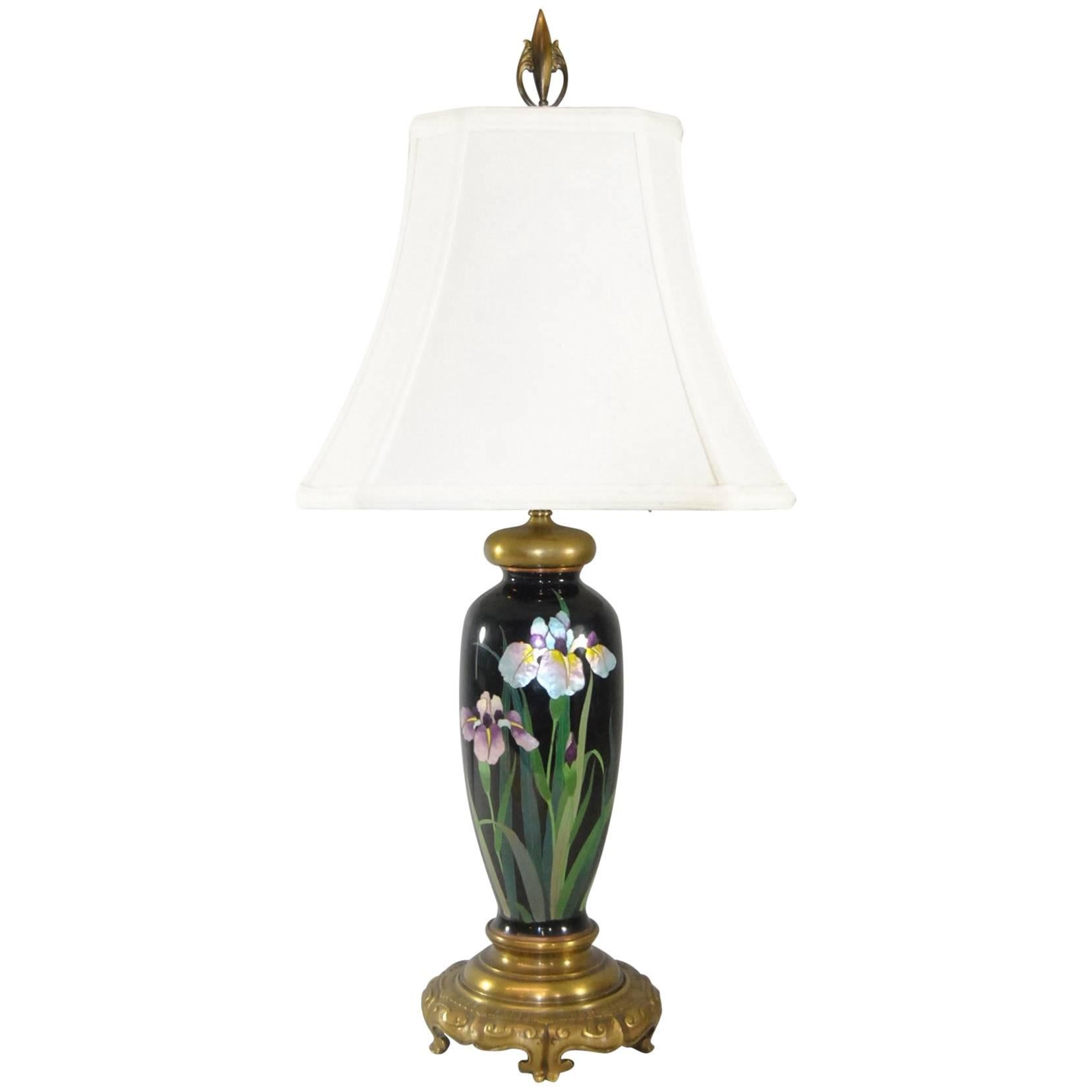 Lampe de table japonaise Meiji en laiton émaillé cloisonné avec double douille en vente