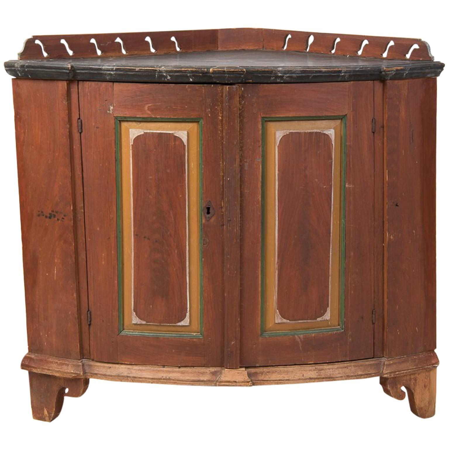 Gustavianische Eck Sideboard aus dem 18. Jahrhundert mit unberührter Originalpatina im Angebot