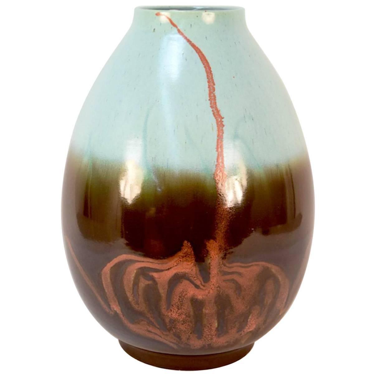 Selten und ziemlich fabelhaft ist diese massive Keramikvase von Alvino Bagni:: signiert. Diese erstaunliche italienische Vase beginnt mit Robin's Egg Blue und geht über in dunkles Kakao mit einem Korallenmuster:: das definitiv ein Statement ist! 