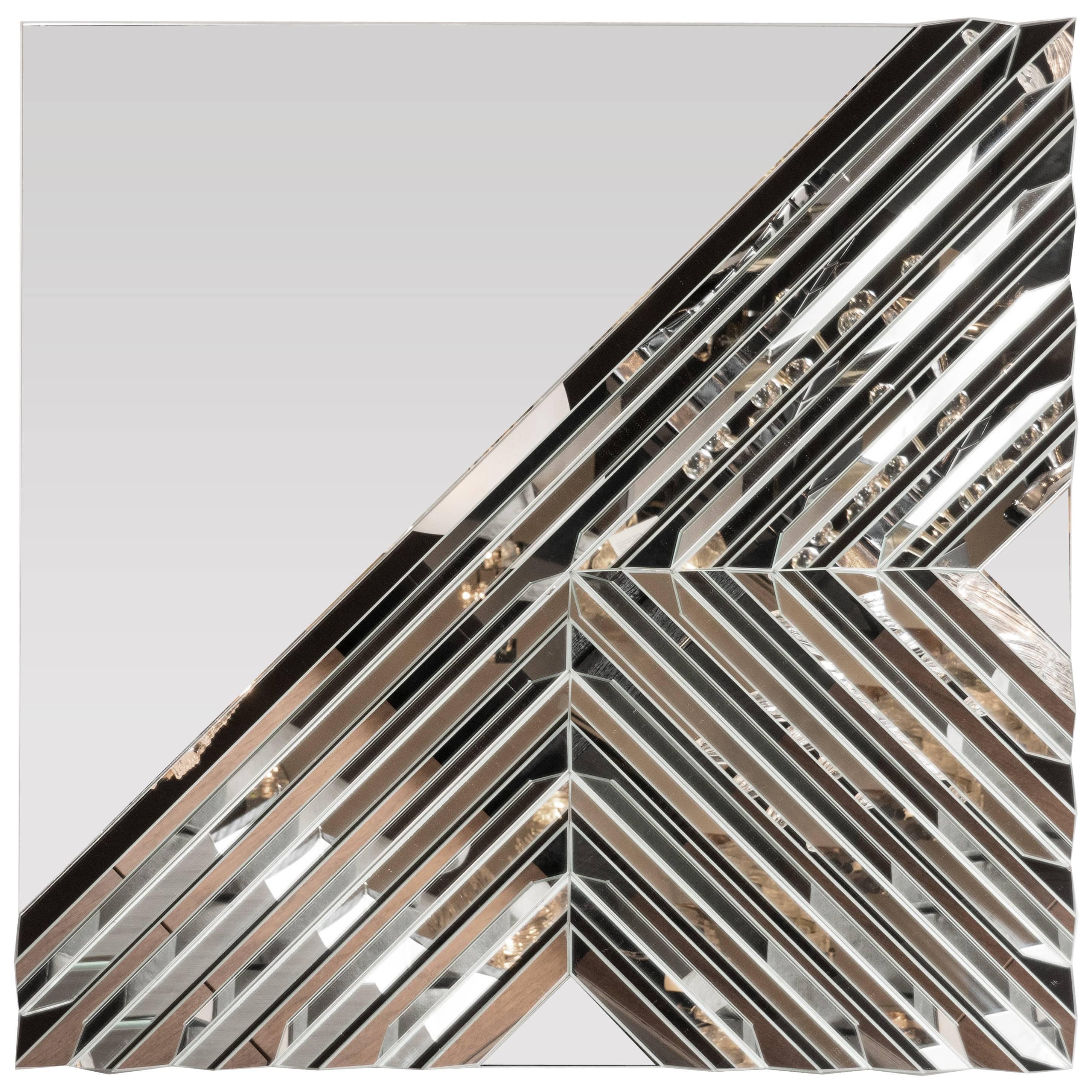 Maßgefertigter handgefertigter Spiegel mit komplexen geometrischen Mustern in Pyramidenrelief im Angebot