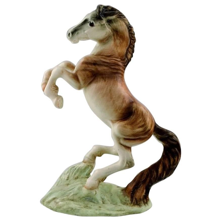 Grande figurine de cordonnier en porcelaine, cheval portant un cheval