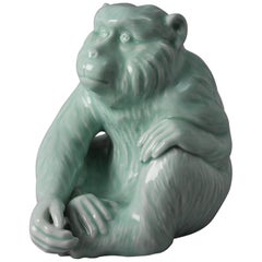 Sculpture de singe en porcelaine bleue japonaise signée Fukugawa