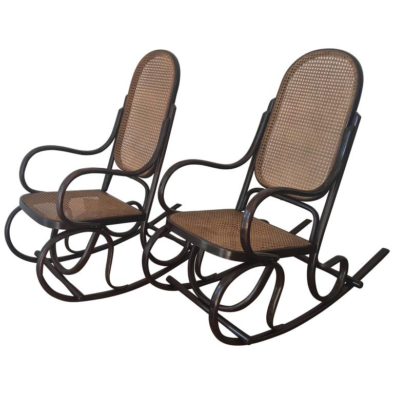 Ein Paar Bentwood Schaukelstühle mit Rohrsitz und Lehne 1