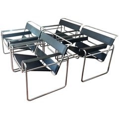 Ensemble de quatre chaises originales Gavina Wassily de Marcel Breuer en cuir noir