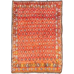Tappeto marocchino vintage a sfondo arancione e rosso con motivo a diamante su tutta la superficie