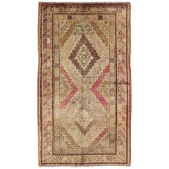 Alfombra antigua Khotan de principios del siglo XX con medallones pareados de diamantes en rojo vino