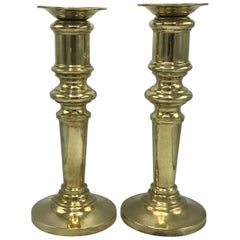 Paire de grands chandeliers en laiton Dunhill des années 1970