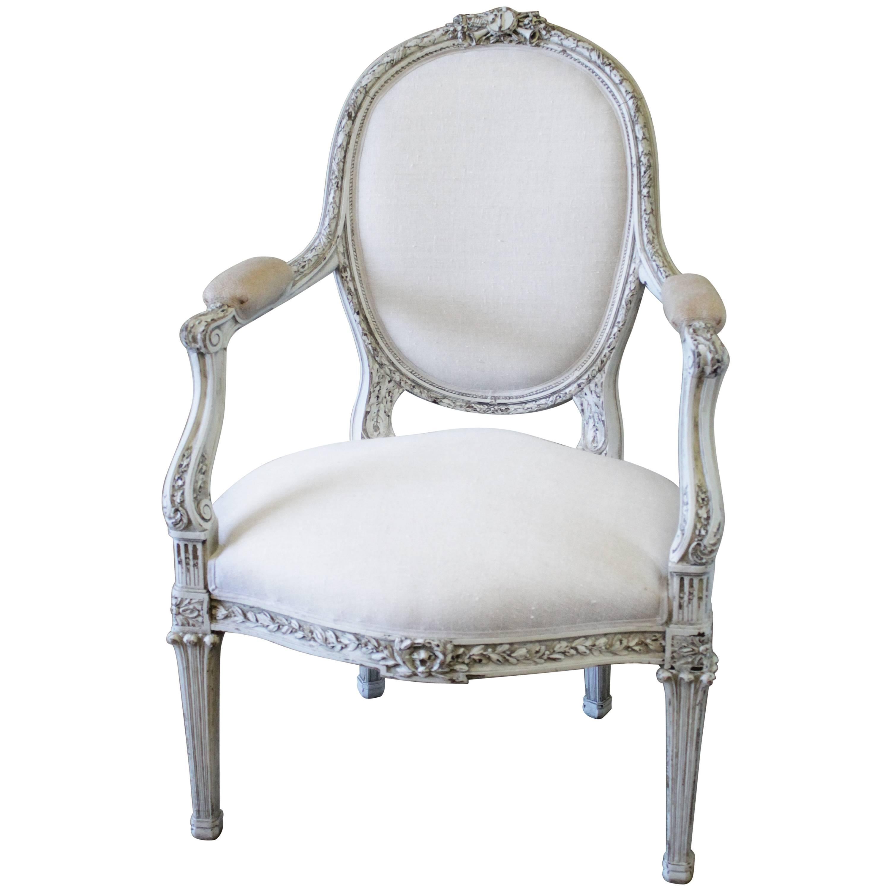 Geschnitzter und bemalter französischer Stuhl aus antikem Leinen aus dem 19. Jahrhundert im Angebot