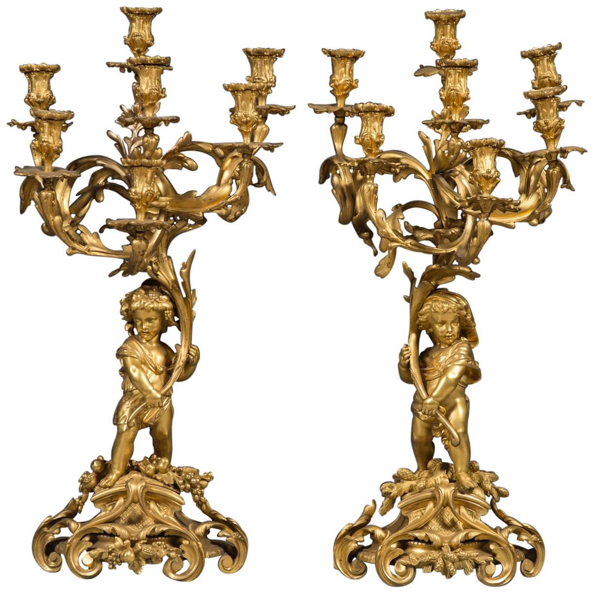 Ein sehr schönes Paar französischer vergoldeter Bronzekandelaber aus dem 19. Jahrhundert von Victor Raulin