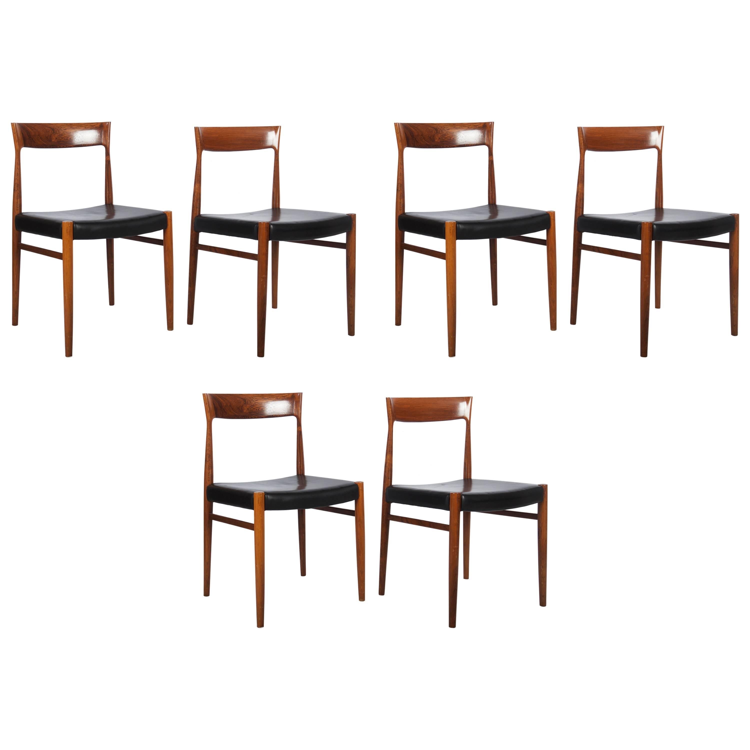 Ensemble de six chaises de salle à manger en bois dur dans le style des chaises Møller 77 en vente