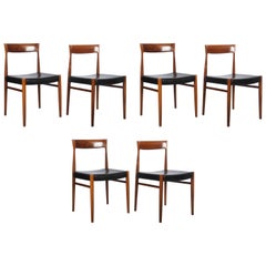 Ensemble de six chaises de salle à manger en bois dur dans le style des chaises Møller 77