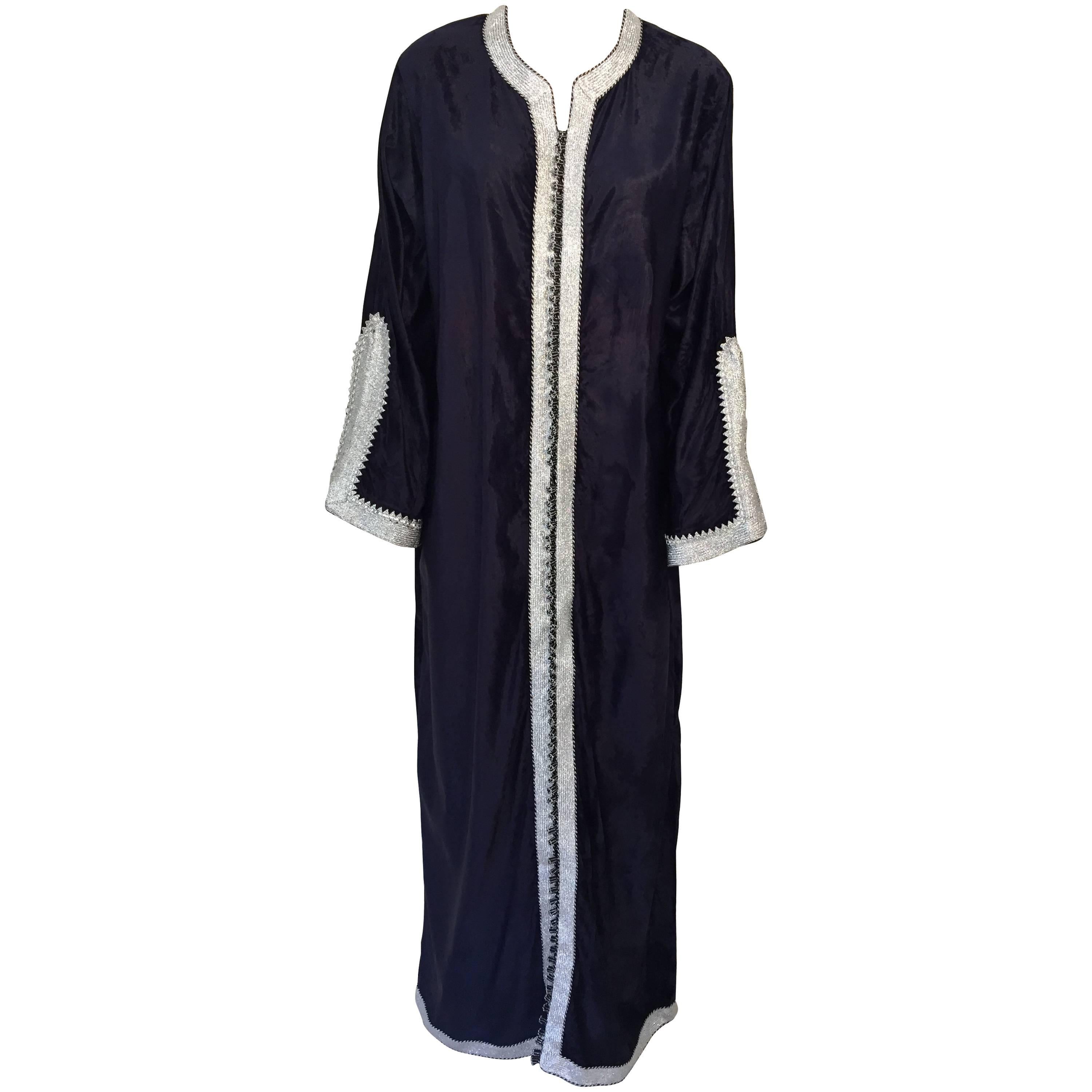 Robe longue caftan en velours marocain bleu et argenté des années 1970