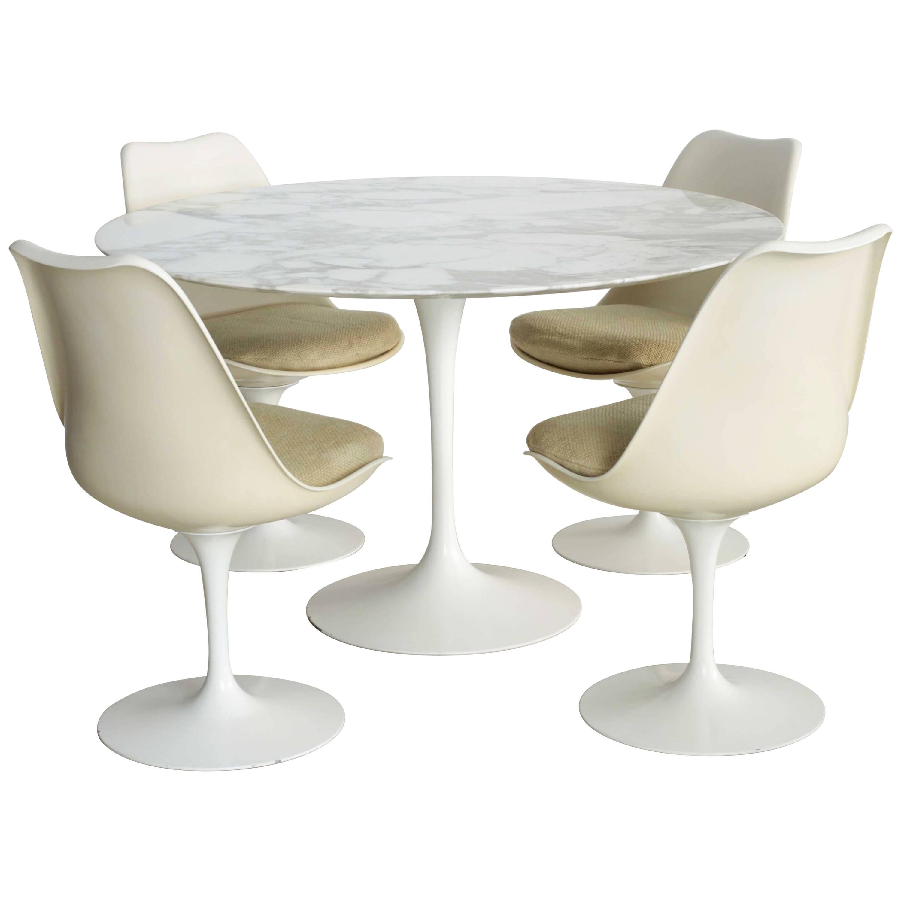 Vintage Eero Saarinen Table and Chairs Set for Knoll International For Sale
