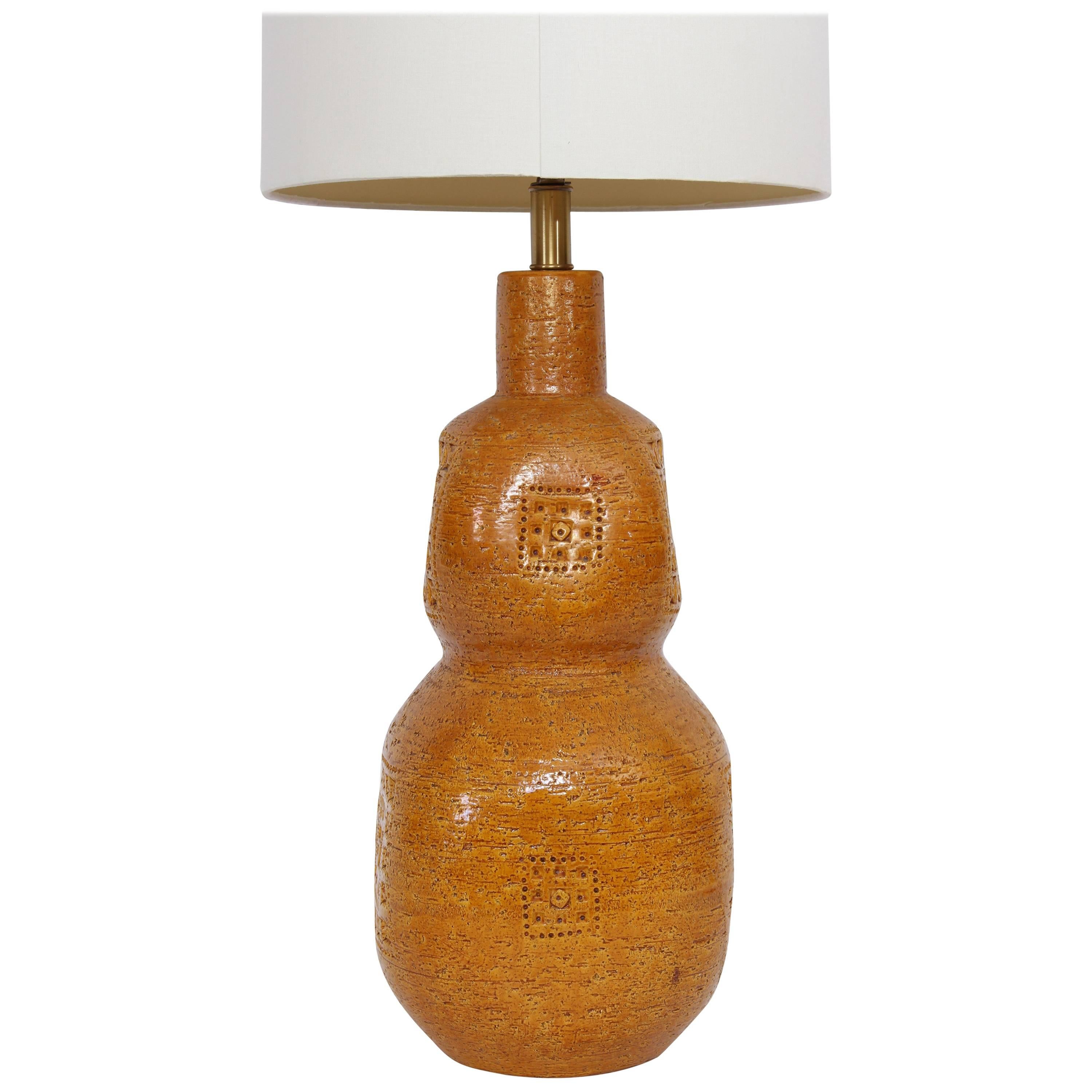 Lampe de bureau monumentale en céramique ocre brillante incisée Aldo Londi pour Bitossi, années 1950