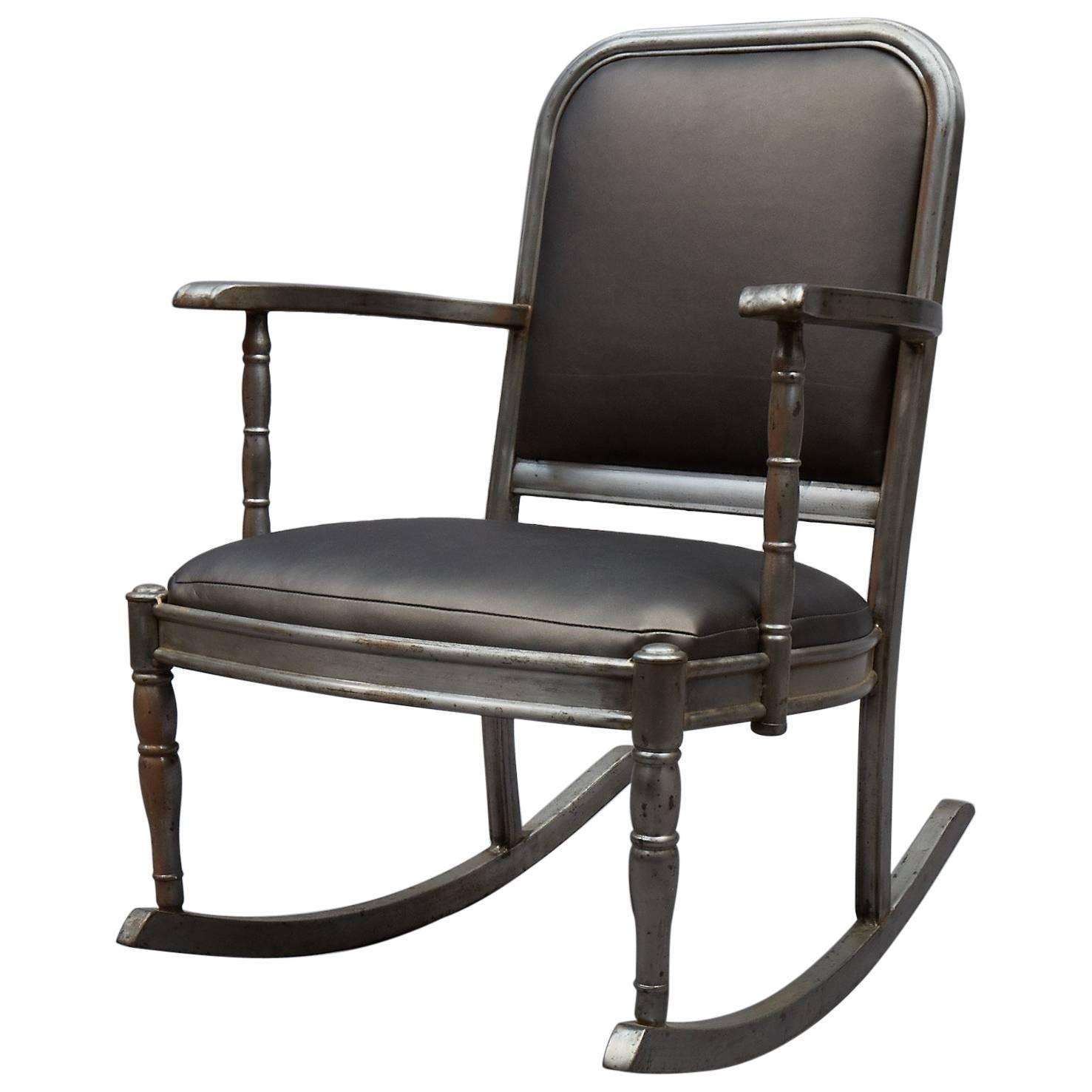 Chaise à bascule Simmons en acier brossé et vinyle métallique en vente