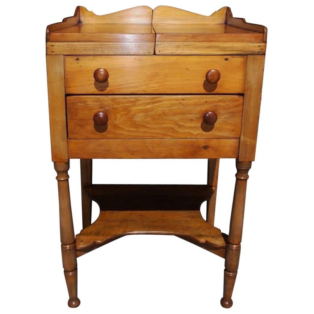 American Sheraton Maple and Cherry One Drawer Wash Stand, Circa 1820 For Sale