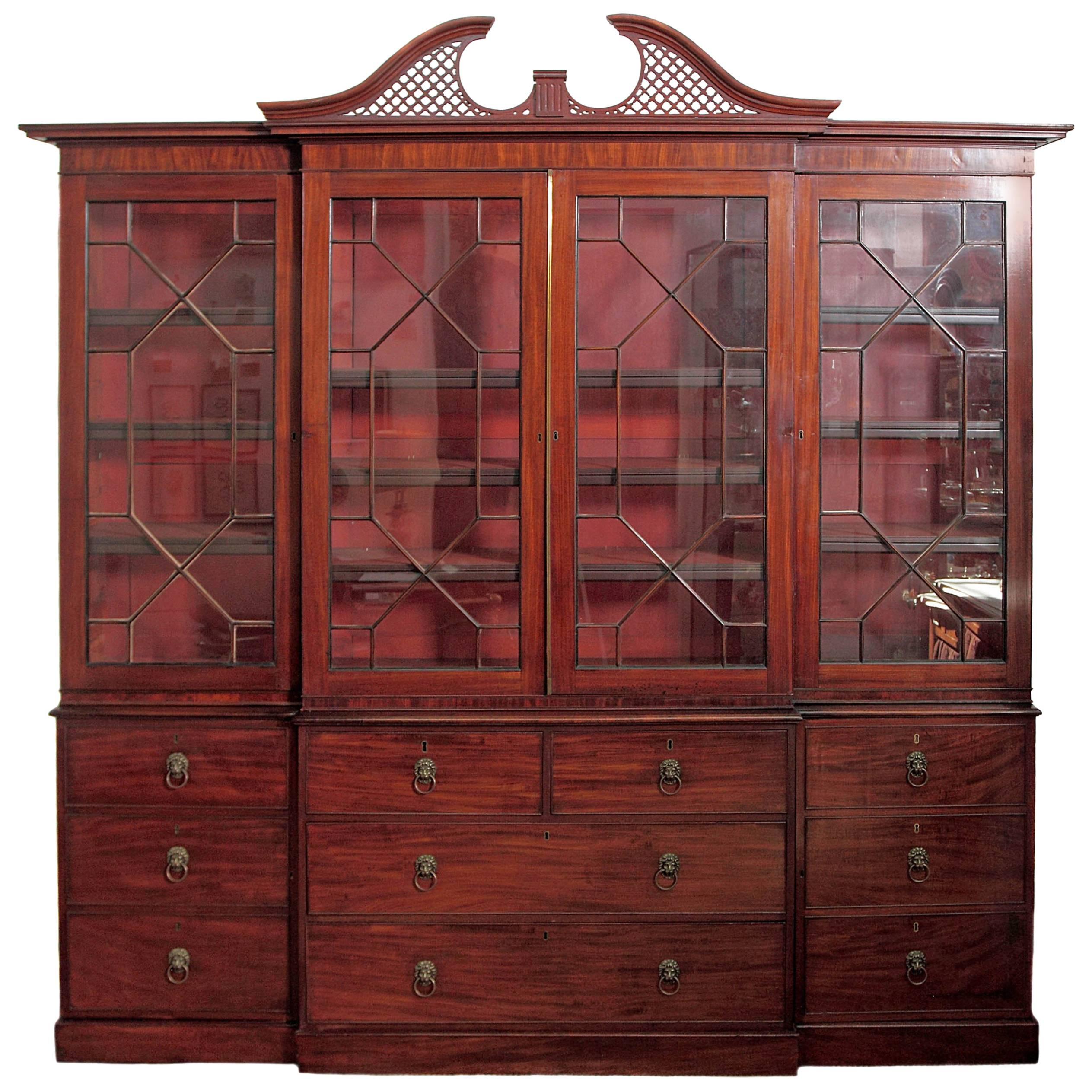 Elegant Period George III Mahogany Breakfront Bookcase / China Cabinet