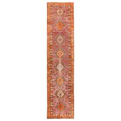 Tapis de couloir turc ancien de type Oushak avec médaillons floraux superposés et bordures ornées