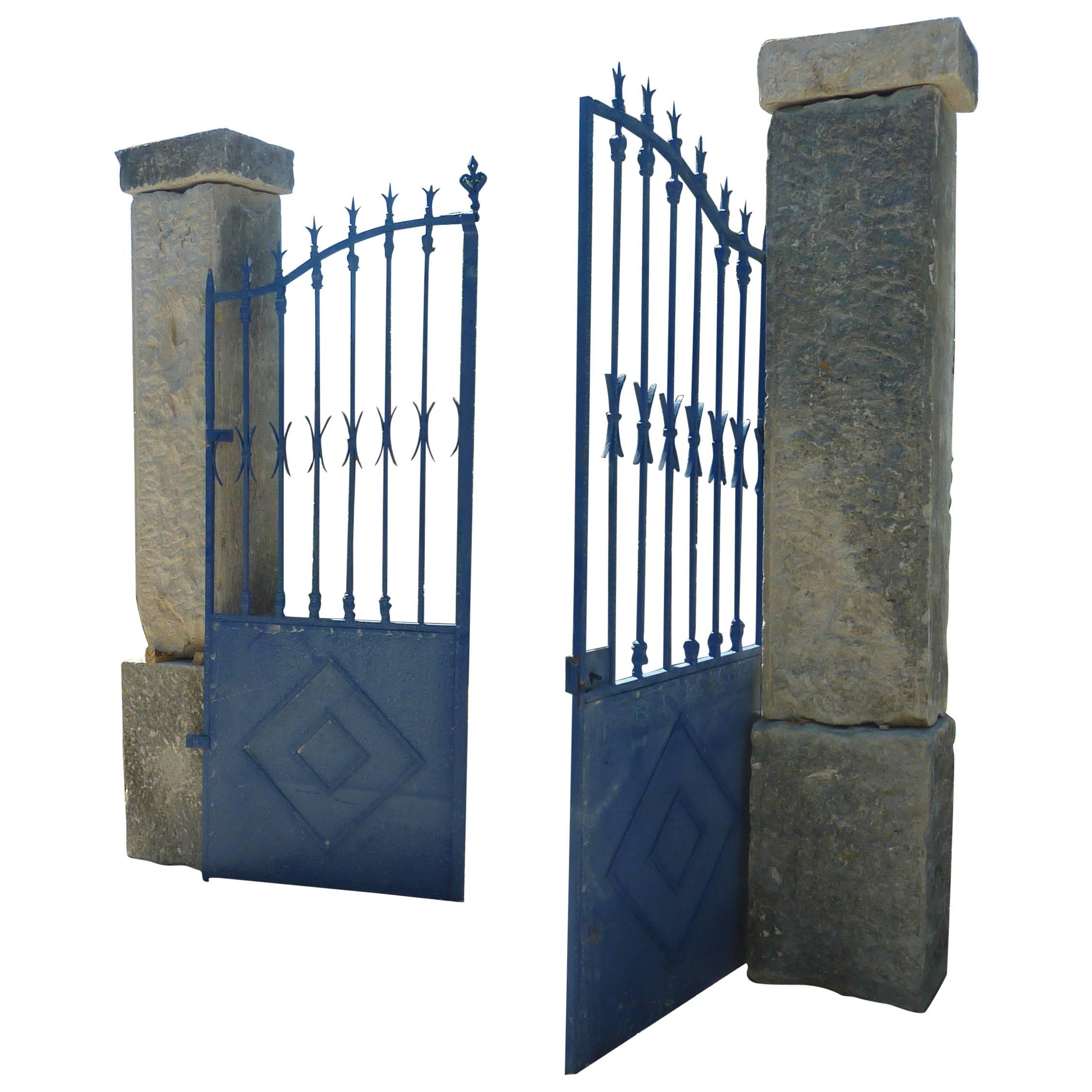 19th Century Pair of Stone Pillars and Wrought-Iron Gate Provence, France For Sale