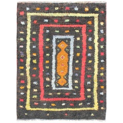 Tapis Tulu turc vintage à motif tribal en noir, jaune, rouge, bleu et rouge