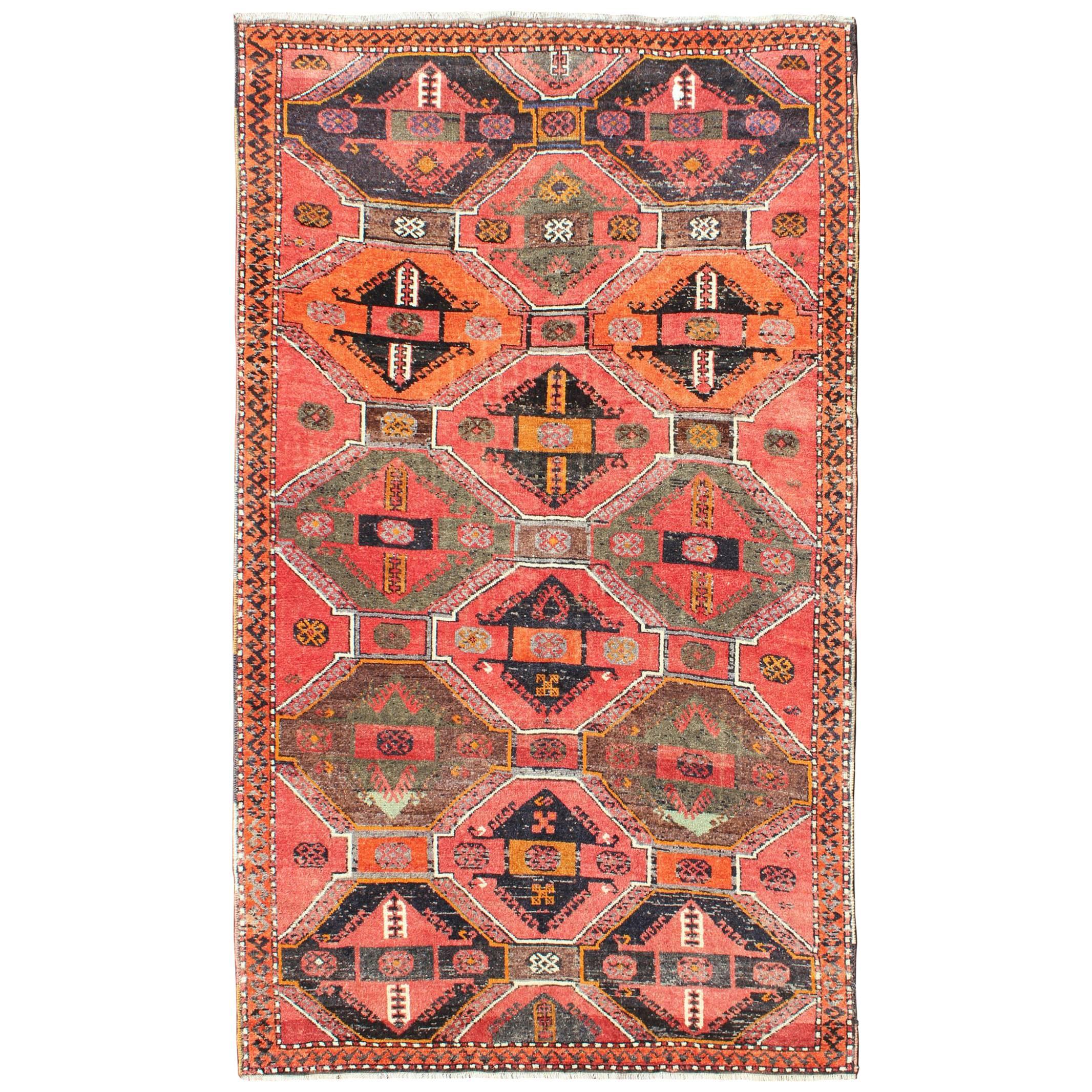 Tapis d'Oushak tribal vintage à médaillons géométriques rouge, orange, anthracite et brun en vente