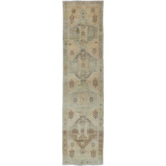 Tapis de couloir turc Oushak vintage du milieu du siècle avec médaillons tribaux géométriques