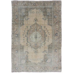 Tapis turc vintage Oushak avec médaillon tribal en ivoire, camel et gris