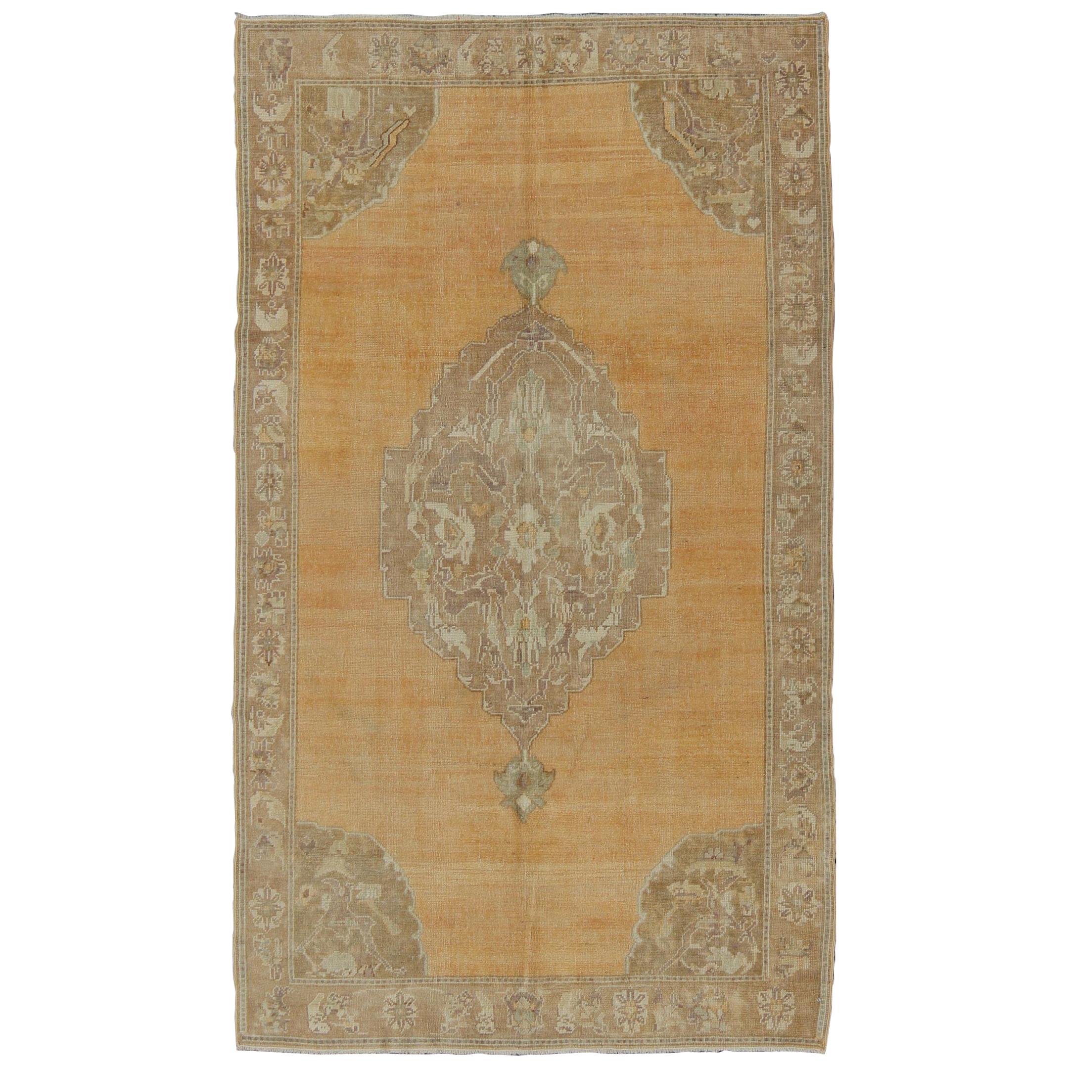 Tapis turc vintage Oushak avec médaillon à fleurs en orange délavé et marron clair
