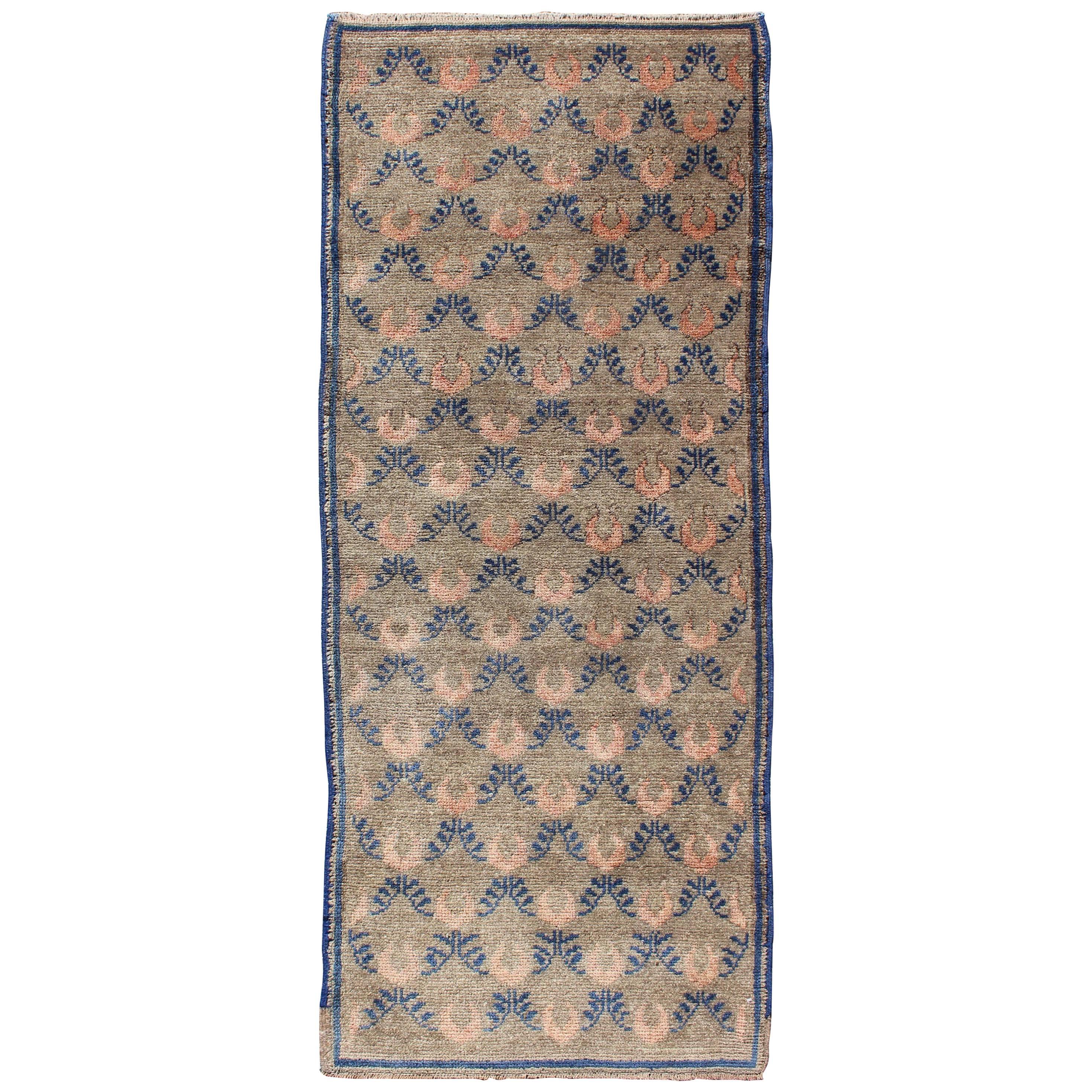 Türkischer Tulu-Teppich im Vintage-Stil mit Tan-, Creme- und Blau-Gitterarbeit