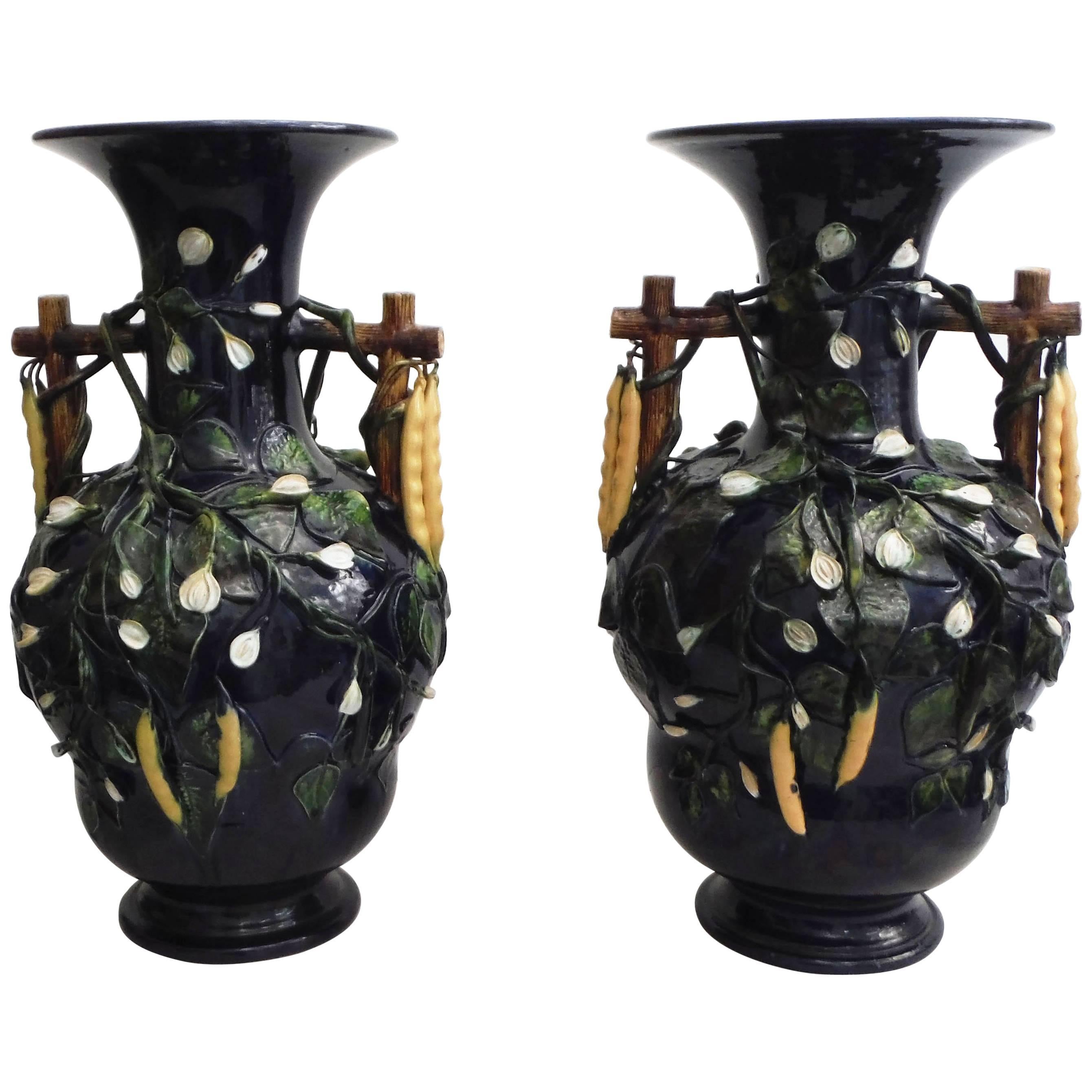 Raro par de jarrones franceses grandes de mayólica Palissy Beans, hacia 1880