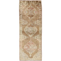 Tapis de couloir turc vintage Oushak avec médaillons à fleurs en marron clair et ivoire