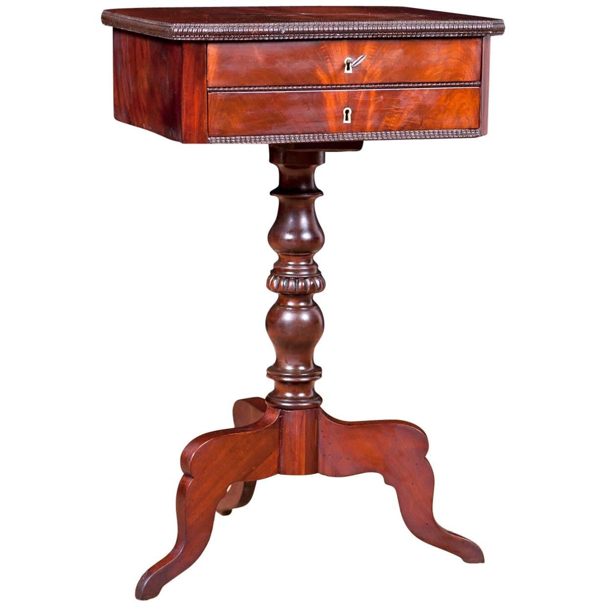 Table d'appoint ou table à vin du 19e siècle en acajou avec tiroirs