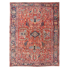 Tapis persan ancien à médaillons Serapi avec fond rouge et bordure bleue