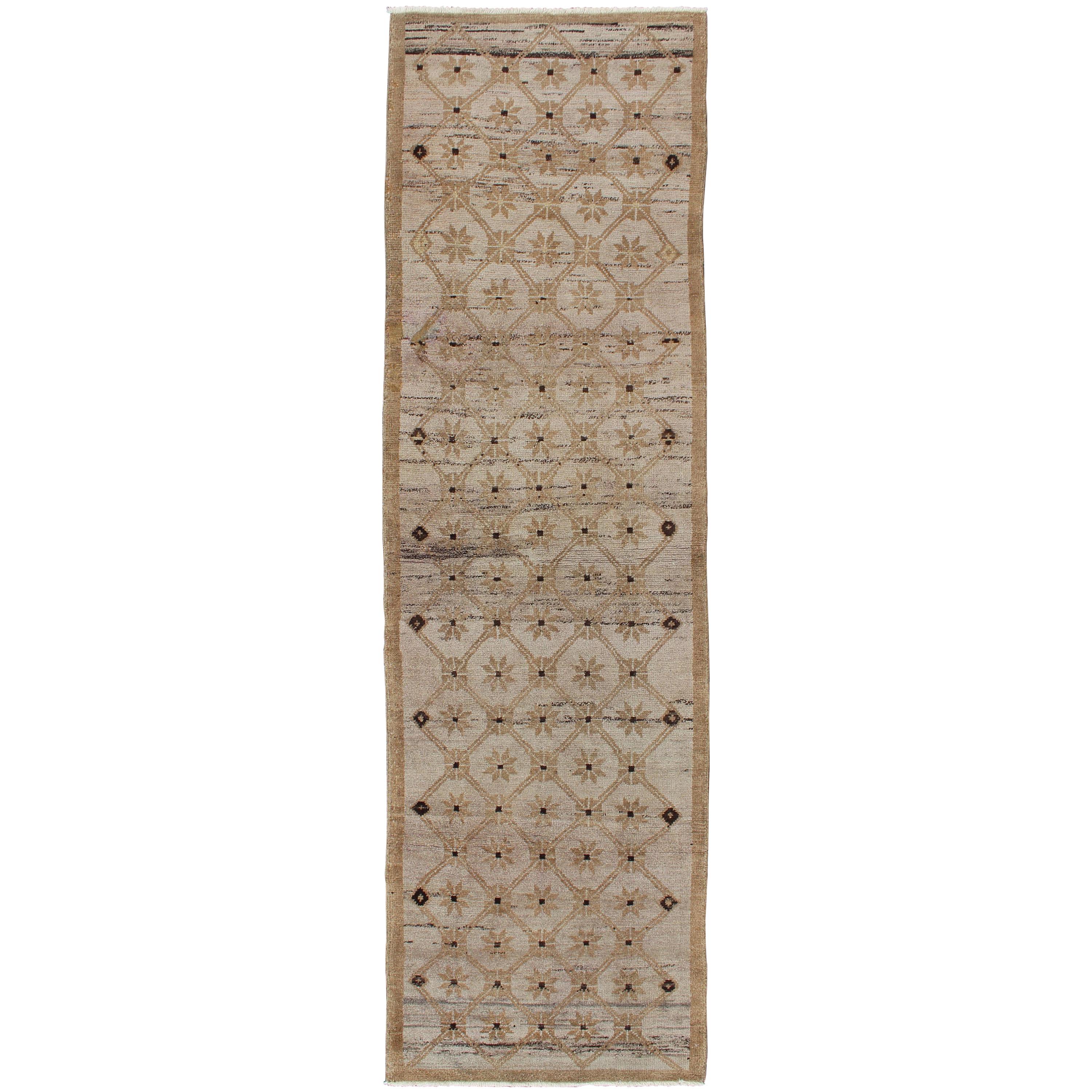 Einzigartiger türkischer Vintage-Läufer mit Gitterwerk-Design in Taupe, Creme und Khaki