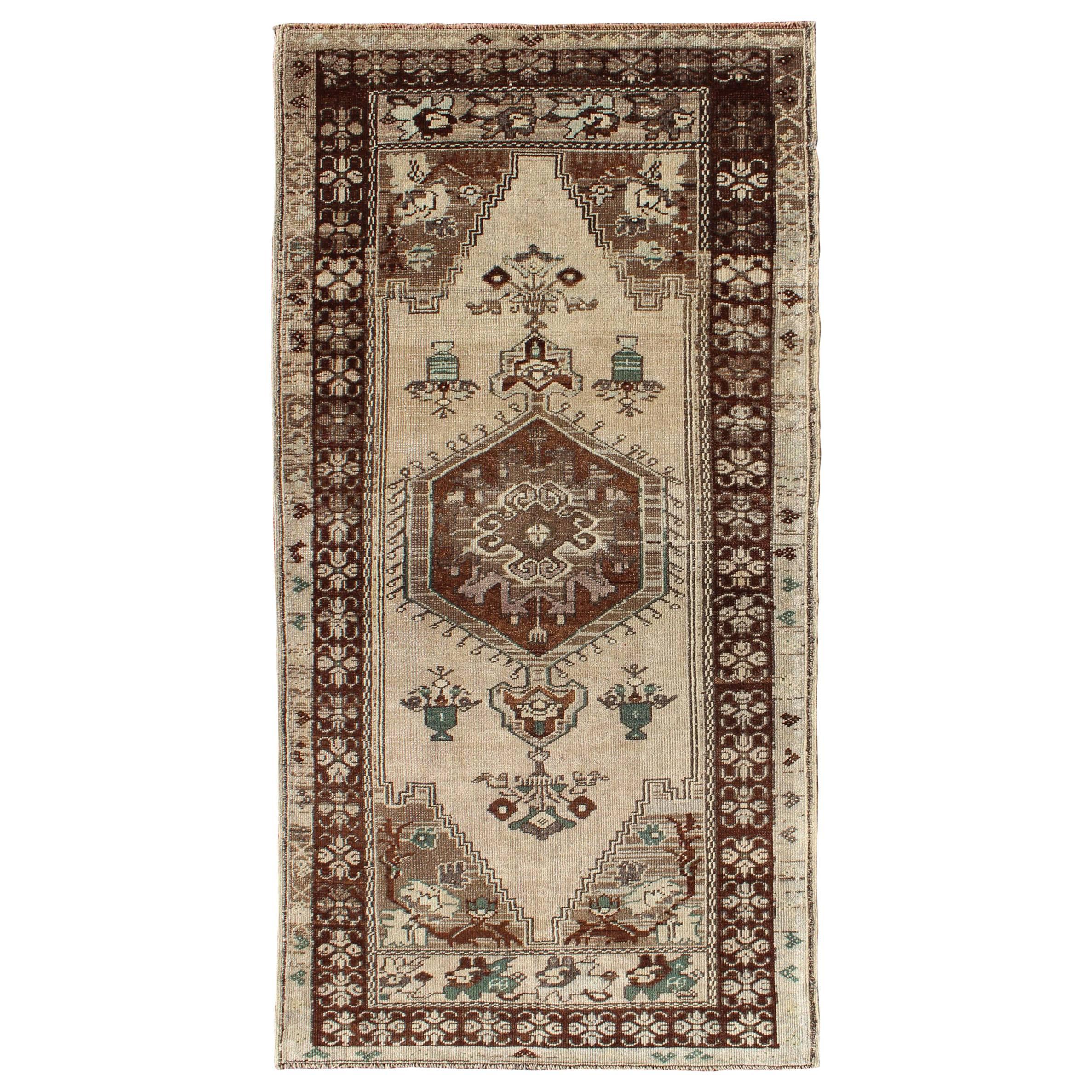 Türkischer Oushak-Teppich im Vintage-Stil mit zentralem Medaillon und floralen Motiven in Braun
