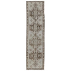 Tapis de couloir galerie turc Oushak avec quatre médaillons tribaux en gris clair/marron