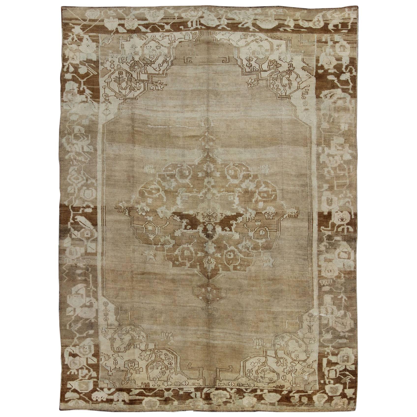 Tapis turc Oushak vintage marron, brun clair, sable et ivoire avec médaillon floral au centre