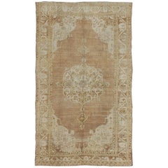 Tapis turc vintage marron et ivoire avec fleurs et médaillon élégant