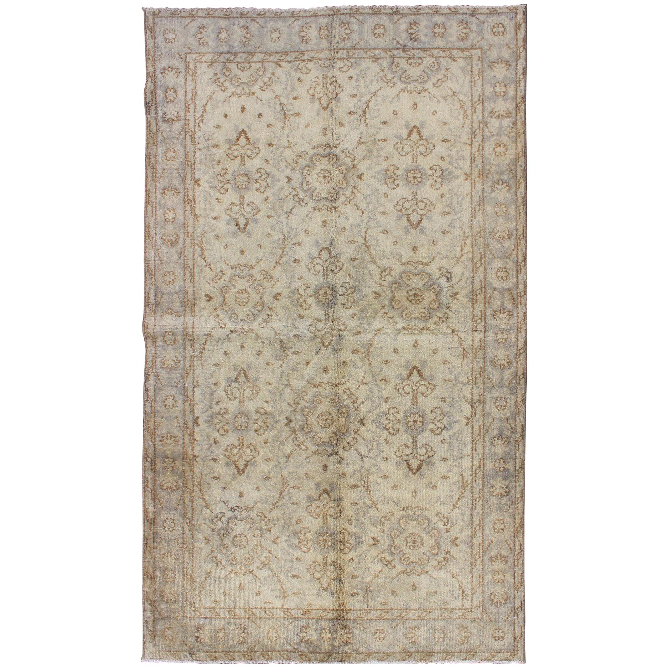 Türkischer Oushak-Teppich im Vintage-Stil mit All-Over-Blumenmuster in Elfenbein, Grau und Braun