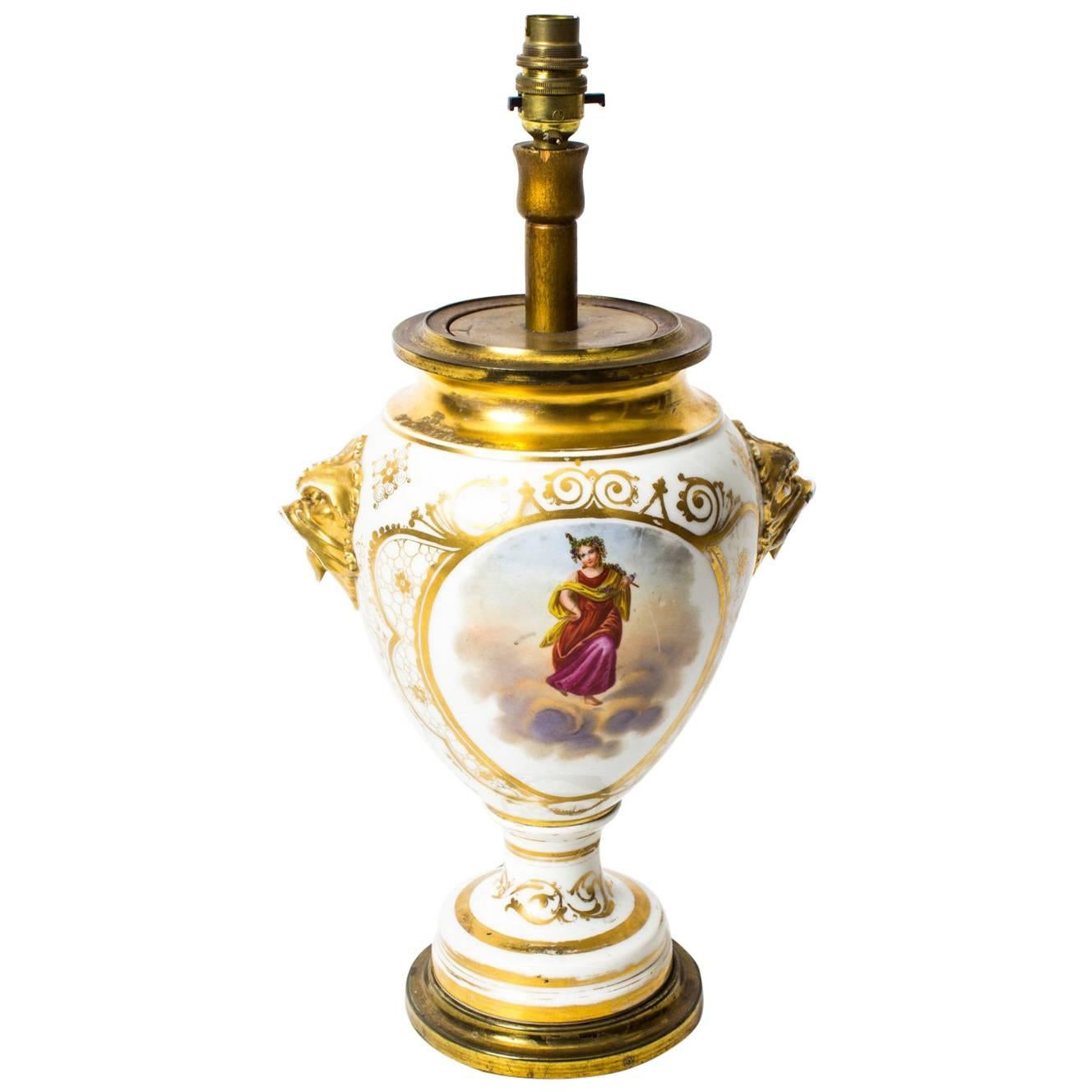 Lampe française du 19ème siècle en porcelaine peinte et dorée à la main en vente