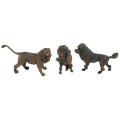 Tres bronces vieneses de un perro, un caniche y un león