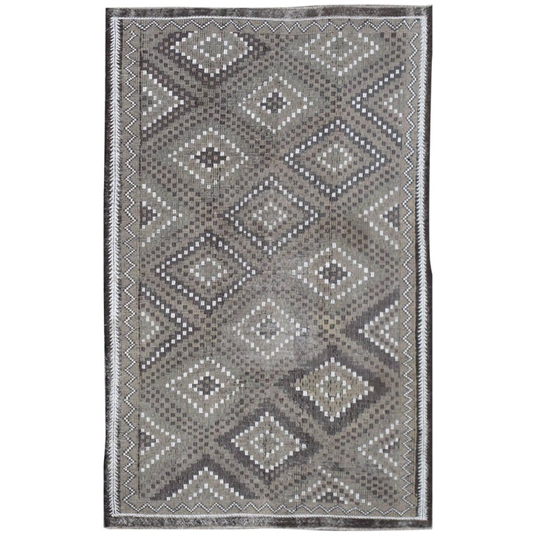 Vintage Turkish Kilim Rug With All Over Diamond Pattern In Charcoal Vintage Turkish Kilim Rug With All Over Diamond Pattern In Charcoal Gray White